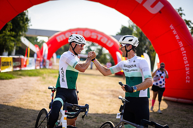 Pekelný stroj, paralympijský šampion i noční golf. Objeli jsme na kole Česko za 75 hodin